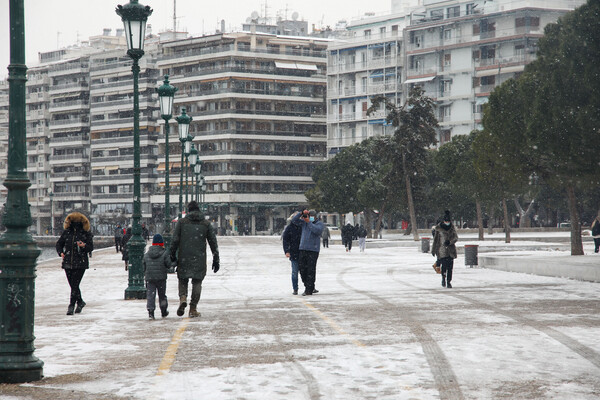 Θεσσαλονίκη: Το χιόνι έφτασε ως την Παραλία - Εικόνες από τo «λευκό ξύπνημα» της πόλης