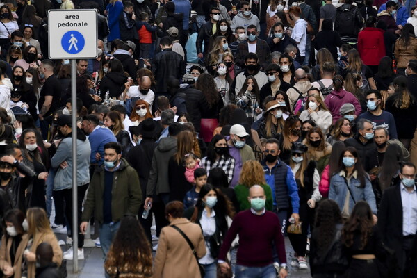 Κοσμοσυρροή στην Ιταλία: Ψώνια στα μαγαζιά και βόλτες για καφέ μετά την χαλάρωση μέτρων