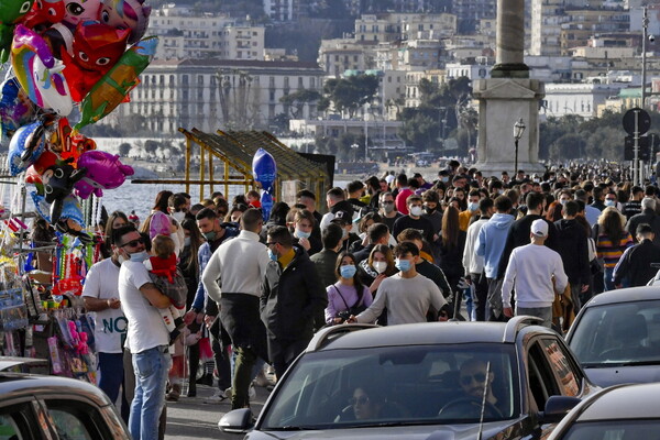 Κοσμοσυρροή στην Ιταλία: Ψώνια στα μαγαζιά και βόλτες για καφέ μετά την χαλάρωση μέτρων