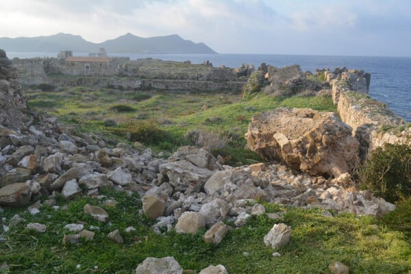 Κατέρρευσε τμήμα ημικυκλικού πύργου εντός του κάστρου της Μεθώνης