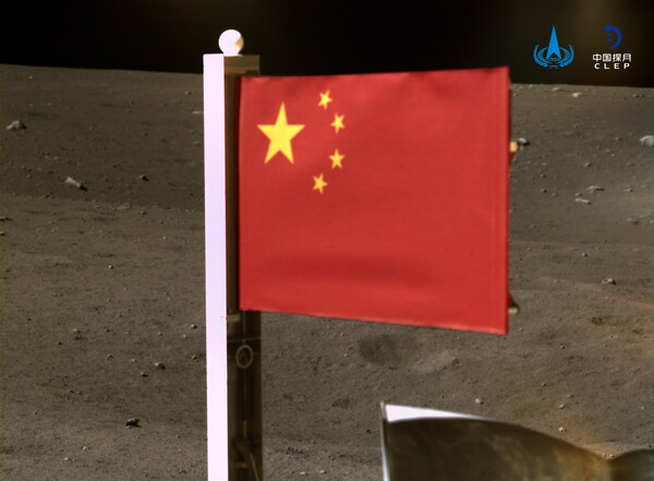 Η Κίνα έγινε η δεύτερη χώρα που βάζει τη σημαία της στη Σελήνη
