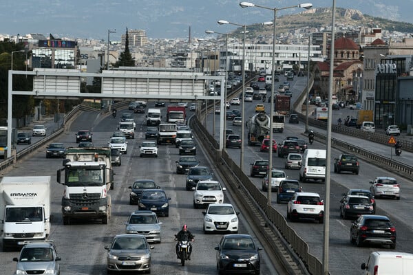 Αυξημένη κίνηση στους δρόμους της Αθήνας: Πού παρατηρούνται προβλήματα