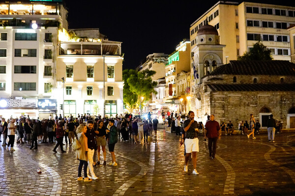 Κορωνοϊός: Σκέψεις για νέα μέτρα μετά το χθεσινό ρεκόρ - Περιορισμοί στη μετακίνηση