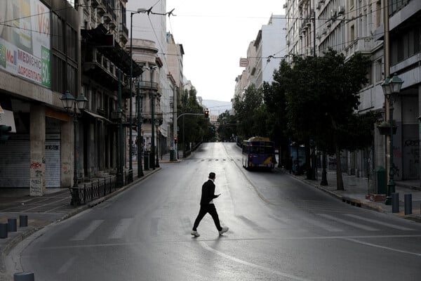 Lockdown: Όλα τα νέα μέτρα - Τι ισχύει για απαγόρευση κυκλοφορίας, σχολεία και λιανεμπόριο