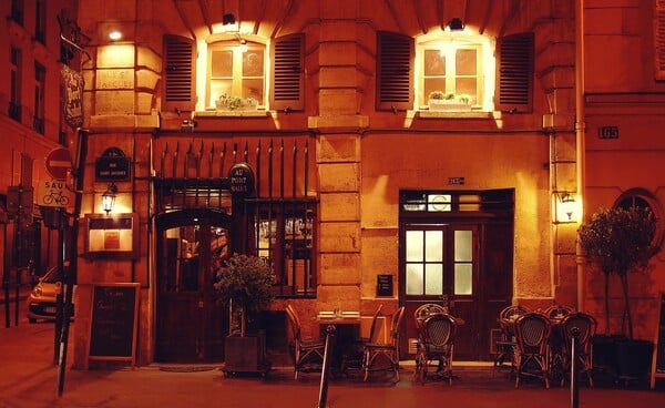 Γαλλία: Χωρίς κρατική βοήθεια τα εστιατόρια ανοίγουν και λειτουργούν παράνομα