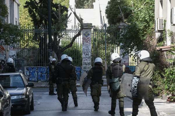 Πολυτεχνείο: ΤΑ ΜΑΤ μπήκαν στο προαύλιο - Εκκένωση και προσαγωγές