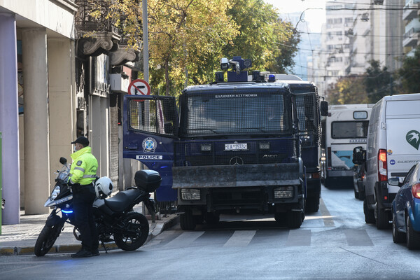 Πολυτεχνείο: ΤΑ ΜΑΤ μπήκαν στο προαύλιο - Εκκένωση και προσαγωγές