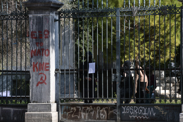 Πολυτεχνείο: ΤΑ ΜΑΤ μπήκαν στο προαύλιο - Εκκένωση και προσαγωγές