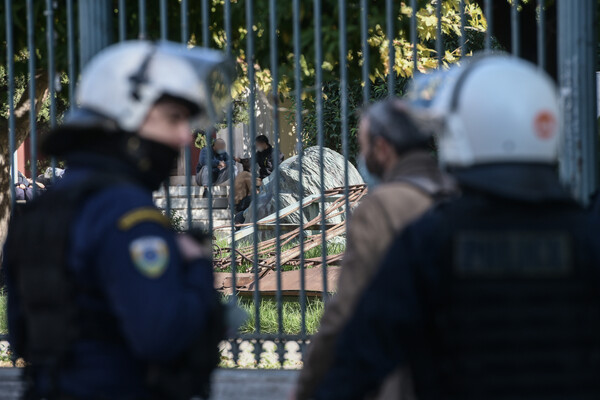 Πολυτεχνείο: ΤΑ ΜΑΤ μπήκαν στο προαύλιο - Εκκένωση και προσαγωγές