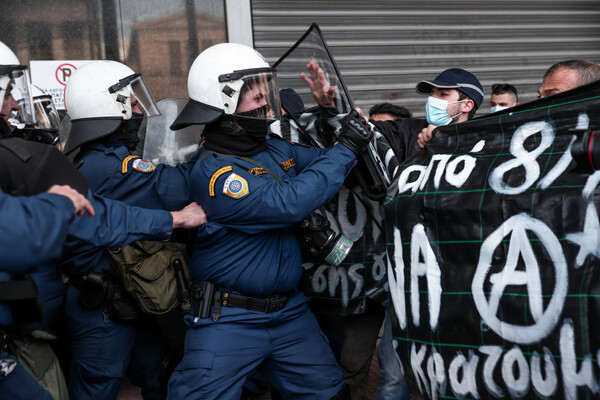 Επεισόδια και χημικά στην πορεία για τον Δημήτρη Κουφοντίνα