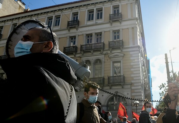 ΣΥΡΙΖΑ: «Με 100 στα Προπύλαια κολλάει, με χιλιάδες σε τρένα ή την Ερμού δεν κολλάει»