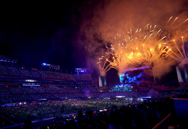 H εντυπωσιακή εμφάνιση του Weeknd στο Super Bowl