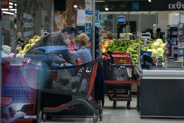 Εορταστικό ωράριο: Πώς θα λειτουργήσουν σούπερ μάρκετ και καταστήματα μέχρι την Πρωτοχρονιά