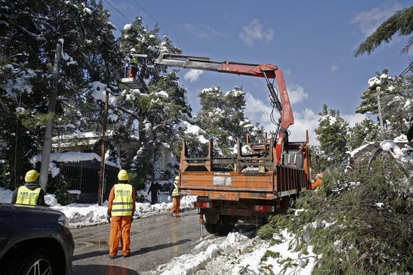 ΔΕΔΔΗΕ: 7.000 νοικοκυριά παραμένουν χωρίς ηλεκτρικό ρεύμα