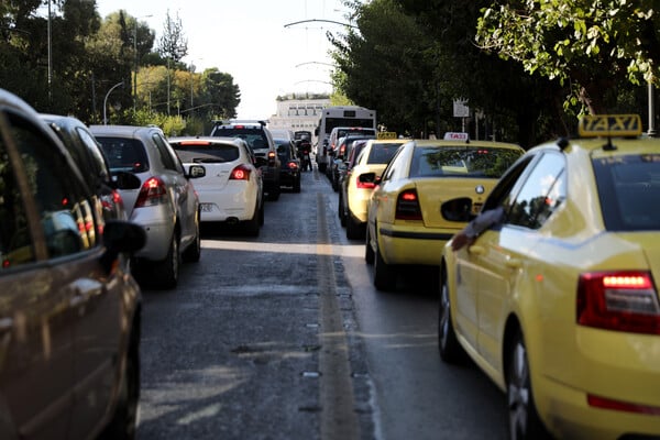 Σταδιακή άρση των περιοριστικών μέτρων: Πόσα άτομα επιτρέπονται σε ταξί