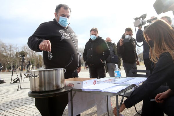 Διαμαρτυρία από τους επιχειρηματίες της εστίασης- Παραδίδουν τα κλειδιά των μαγαζιών τους