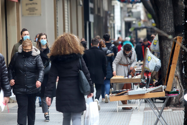 Λιανεμπόριο: Κοσμοσυρροή σε κεντρικές αγορές - Ουρές σε Ερμού και Θεσσαλονίκη