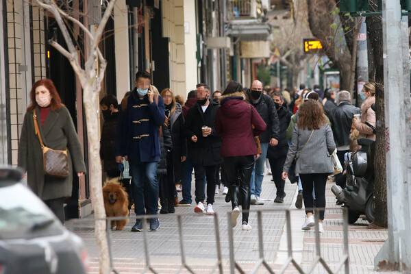 Λιανεμπόριο: Κοσμοσυρροή σε κεντρικές αγορές - Ουρές σε Ερμού και Θεσσαλονίκη