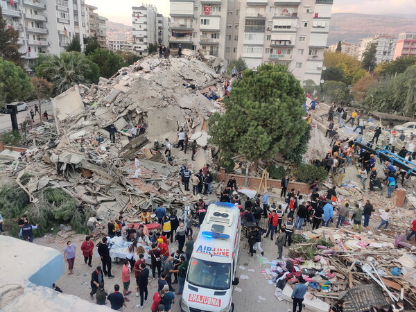 Τουρκία: Τουλάχιστον 17 νεκροί, πάνω από 700 τραυματίες - Ολονύχτια μάχη στα ερείπια (upd)