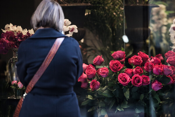 Ανοιχτά τα ανθοπωλεία ενόψει Αγίου Βαλεντίνου - Τι ώρα κλείνουν σήμερα τα σούπερ μάρκετ