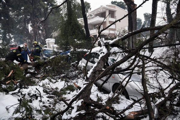 Δροσιά: Επιχείρηση απεγκλωβισμού οικογένειας για να διακομιστεί παιδί στο νοσοκομείο