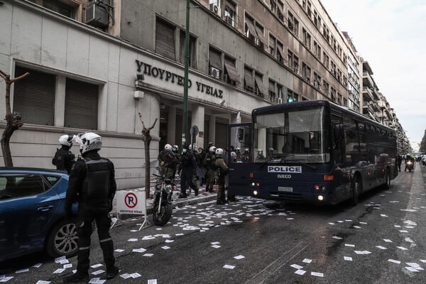 Δημήτρης Κουφοντίνας: Αλληλέγγυοι μπήκαν στο υπουργείο Υγείας και ανάρτησαν πανό