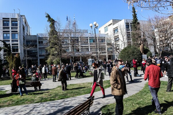 Σεισμός 6 Ρίχτερ: Οι πρώτες εικόνες από το χτύπημα του «Εγκέλαδου» - Στους δρόμους οι κάτοικοι