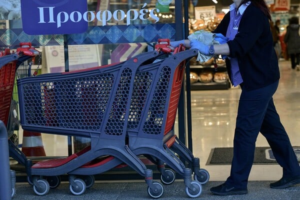 Ωράριο σούπερ μάρκετ: Τι αλλάζει με τον κωδικό 2 στο 13033 - Τι ισχύει στις μετακινήσεις για τις τράπεζες