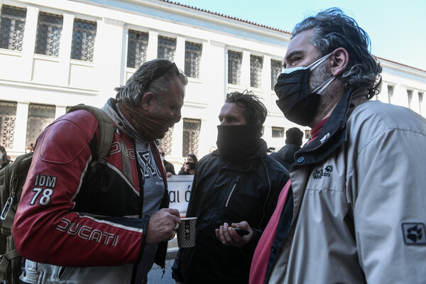 Πορεία καλλιτεχνών: «Το υπ. Πολιτισμού δεν έχει κανένα σχέδιο για παράταση των μέτρων στήριξης»