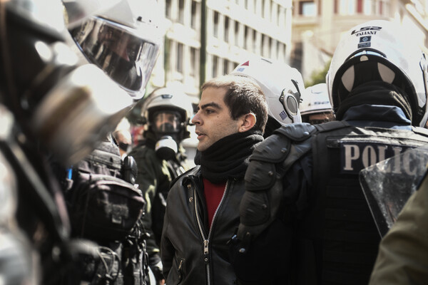 Κουφοντίνας: Ένταση και χημικά στο κέντρο της Αθήνας - Πληροφορίες για προσαγωγές