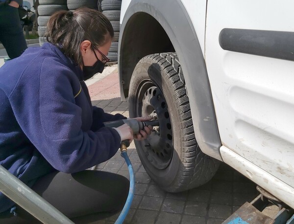 Γυναίκα αλλάζει λάστιχο