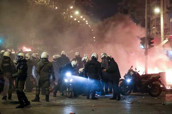 Νέα Σμύρνη: Η ανακοίνωση της ΓΑΔΑ για τους τραυματισμούς αστυνομικών & τα επεισόδια- 10 συλλήψεις 