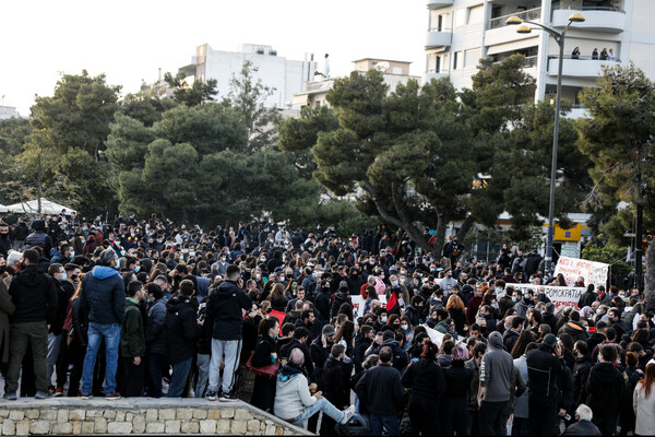 Νέα Σμύρνη: Πλήθος κόσμου στη συγκέντρωση κατά της αστυνομικής βίας [ΕΙΚΟΝΕΣ]