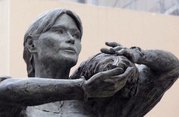 Κύμα αντιδράσεων προκαλεί άγαλμα της Κάρλα Μπρούνι στο Παρίσι