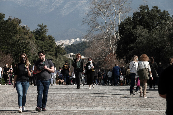 Κορωνοϊός: Κορυφώνεται το τρίτο κύμα με 3.215 κρούσματα- Οι «κόκκινες» περιοχές της Αττικής