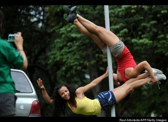 Pole dancing στους δρόμους της Κολομβίας