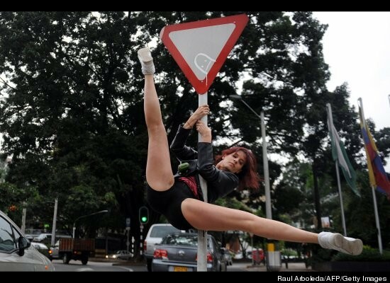 Pole dancing στους δρόμους της Κολομβίας