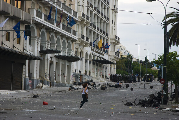 Τετάρτη 29-06. Η πλατεία φλέγεται. Μνημόνιο uber alles !