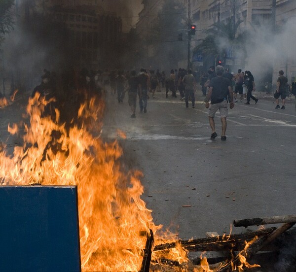 Τετάρτη 29-06. Η πλατεία φλέγεται. Μνημόνιο uber alles !