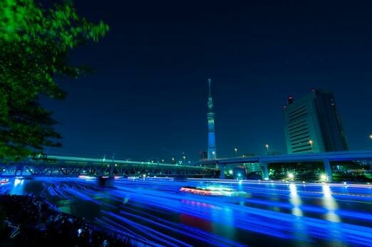 100.000 σφαίρες LED φώτισαν Ιαπωνικό ποτάμι