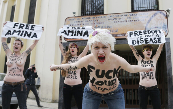 «Τόπλες Τζιχάντ» από τις Femen για την ακτιβίστρια Amina