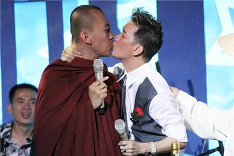 Βουδιστής μοναχός φιλάει στο στόμα τραγουδιστή της ποπ
