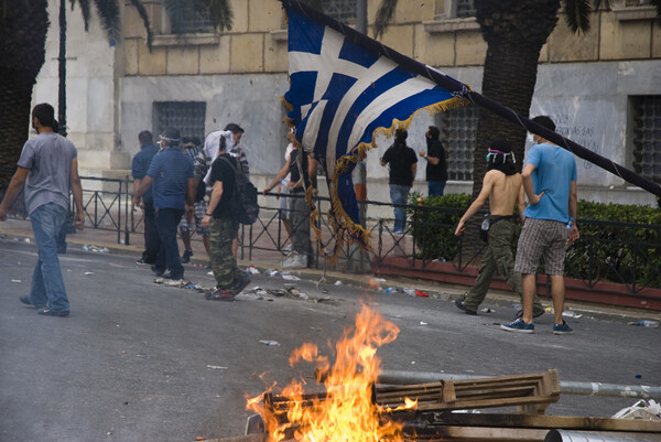 Τετάρτη 29-06. Η πλατεία φλέγεται. Μνημόνιο uber alles !