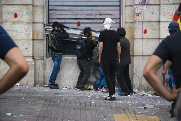 Τετάρτη 29-06. Η πλατεία φλέγεται. Μνημόνιο uber alles !