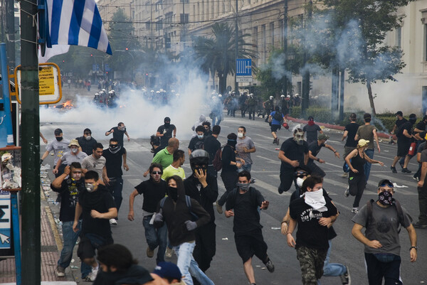 Τετάρτη 29-06. Η πλατεία φλέγεται. Μνημόνιο uber alles !