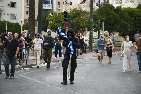 Τετάρτη 29-06. Η πλατεία φλέγεται. Μνημόνιο uber alles !