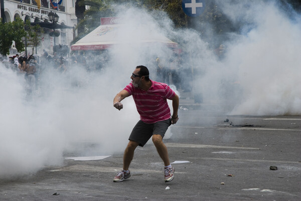 Τετάρτη 29-06. Η πλατεία φλέγεται. Μνημόνιο uber alles !