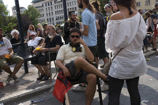 Τετάρτη 29-06. Η πλατεία φλέγεται. Μνημόνιο uber alles !