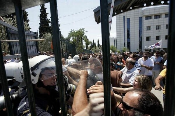 Ένταση έξω απο το υπουργείο Παιδείας