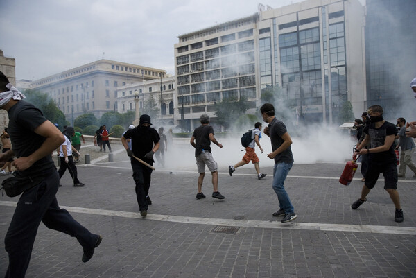 Τετάρτη 29-06. Η πλατεία φλέγεται. Μνημόνιο uber alles !